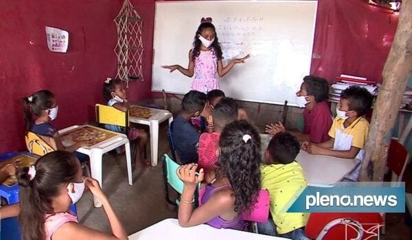 Menina de 12 anos monta escola para crianças durante pandemia