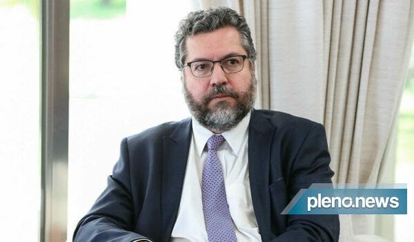 Ministro Ernesto Araújo pede demissão do cargo