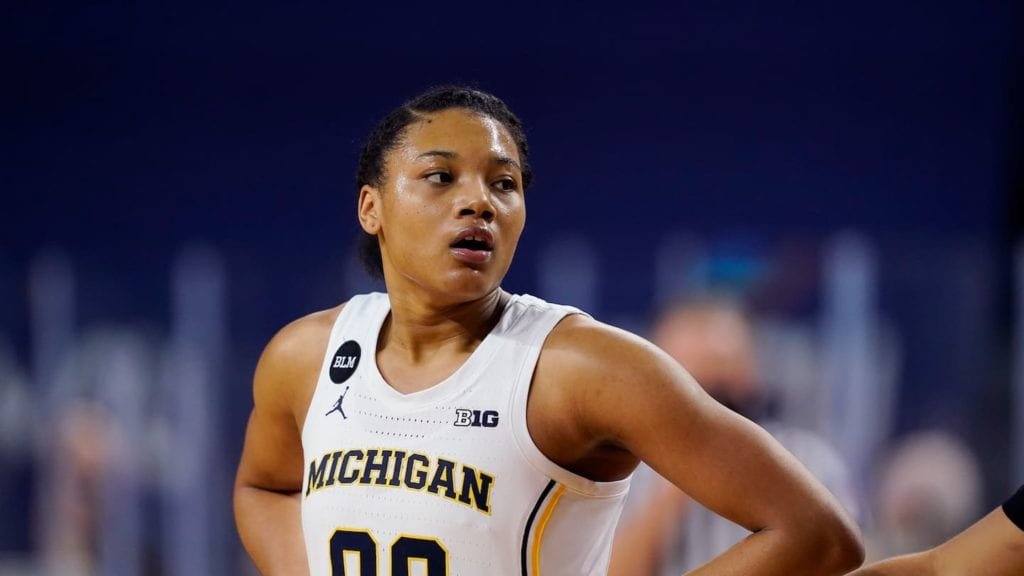 Naz Hillmon, do Michigan, jogadora de basquete feminino de terceira geração, conhece a desigualdade de gênero