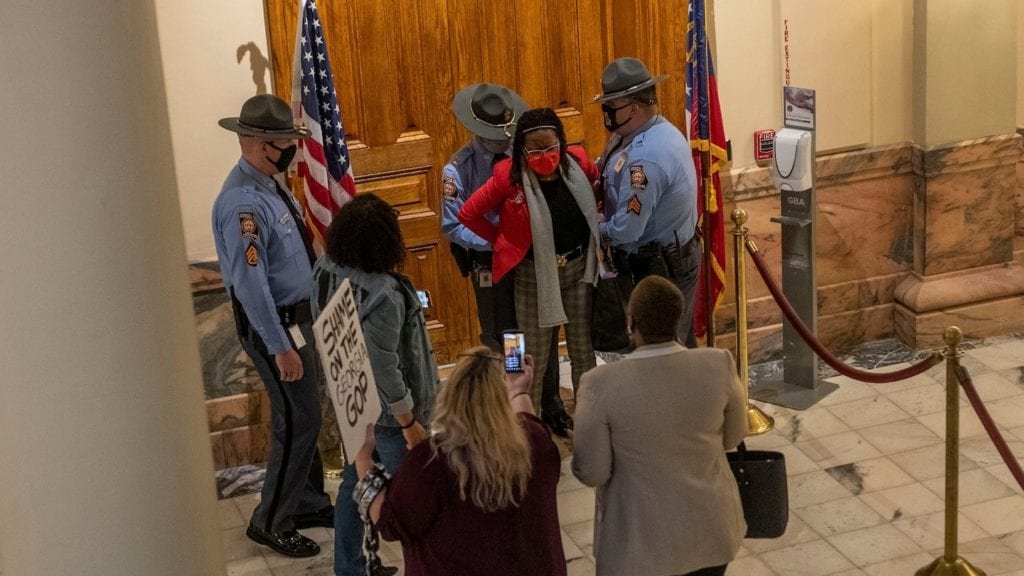 O deputado Park Cannon do estado da Geórgia é preso enquanto protestava contra o governador Brian Kemp que assinava projeto de lei de restrição de voto