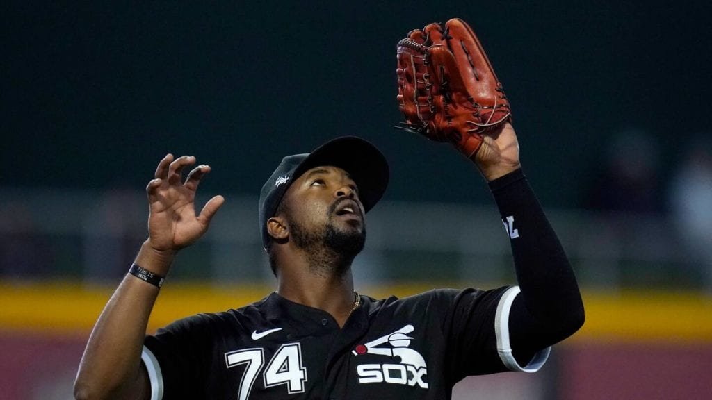 O rebatedor do White Sox, Eloy Jiménez, sofre uma lesão grave ao tentar roubar um home run