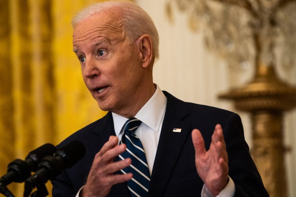 'Oh Deus, eu sinto falta dele': Biden continua retornando a Trump como uma causa dos problemas da nação