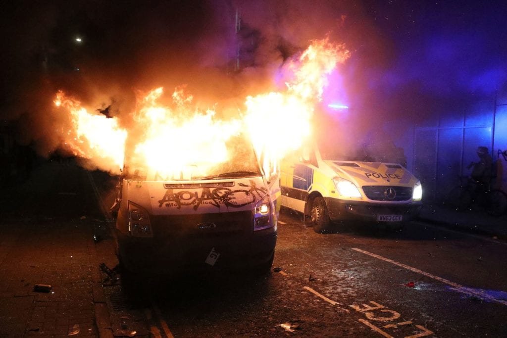 Projeto de lei antiprotesto: motim de Bristol Kill the Bill leva a ataques à polícia, ferimentos graves