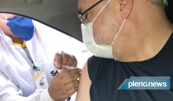 Aras recebe primeira dose da vacina anticovid em Brasília