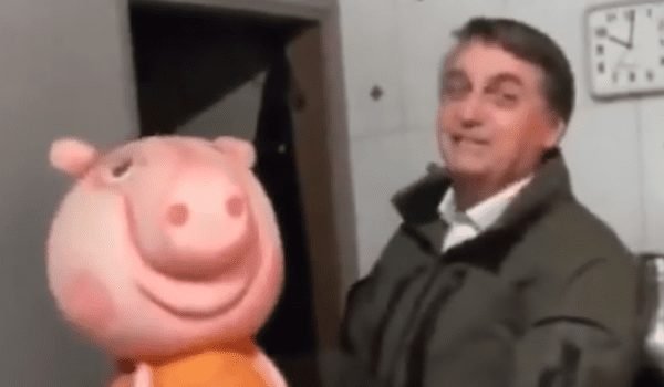 Segurando Peppa Pig, Bolsonaro ironiza Joice: ‘Vai virar torresmo’