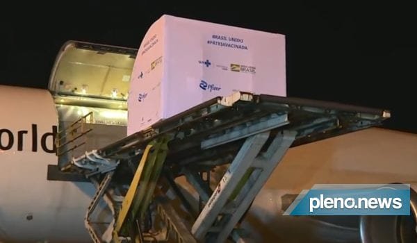 Avião com 1 milhão doses da vacina da Pfizer chega ao Brasil