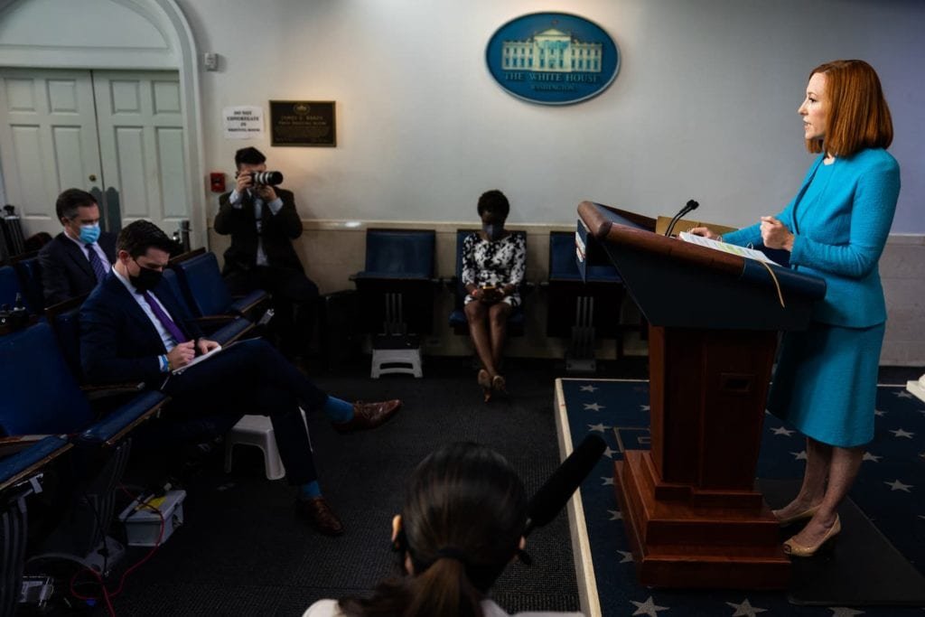 A Casa Branca tenta uma estratégia de mídia testada pelo tempo - cortejando repórteres locais
