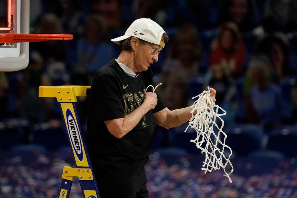 A visão de Tara VanDerveer guia Stanford para outro título de basquete feminino da NCAA