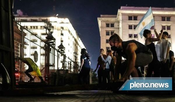 Argentinos se revoltam e vão às ruas contra medidas de restrição