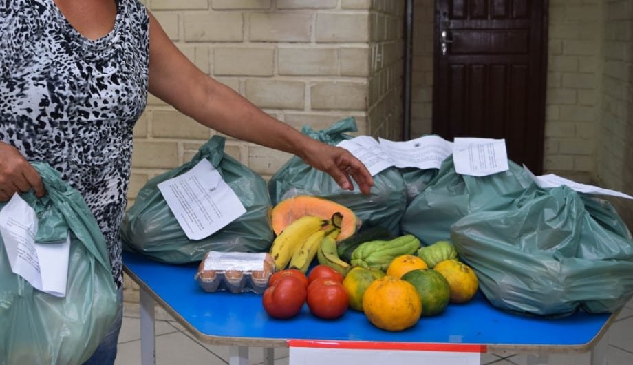 Alunos inscritos no Bolsa Família recebem kits de alimentação a partir de segunda (26)