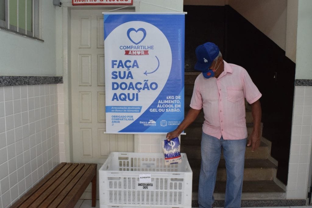 Campanha arrecada alimentos durante vacinação contra covid-19