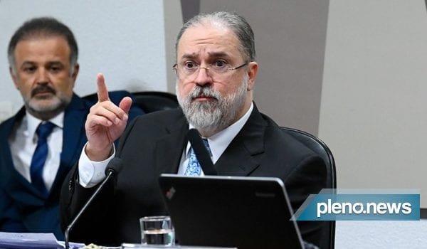 Comissão Arns e OAB ‘cobram’ Aras por processo de Bolsonaro