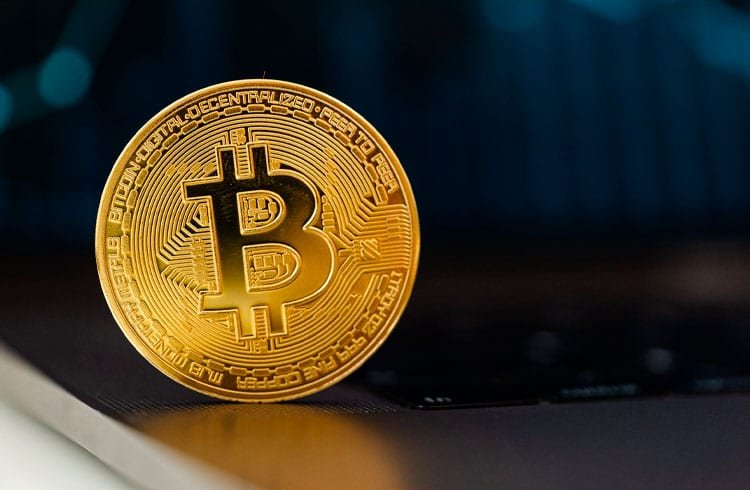 Bitcoin se firmou: analista indica 8 criptomoedas para investir