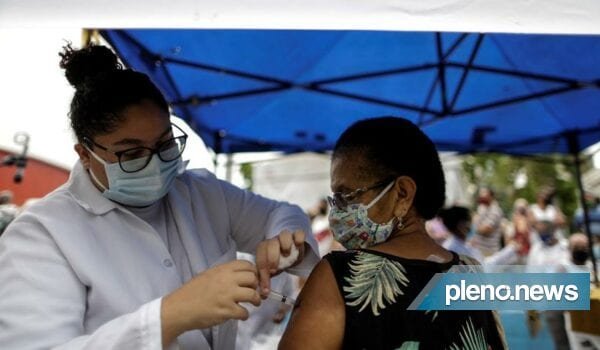 Em dia recorde, Brasil vacina quase 1 milhão em menos de 24h