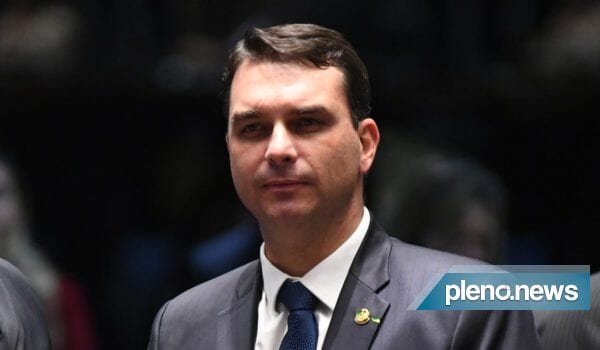 Flávio Bolsonaro registra boletim de ocorrência contra deputado do PSol