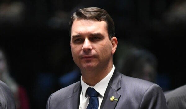 Flávio Bolsonaro sofre acidente no Ceará e é levado ao hospital