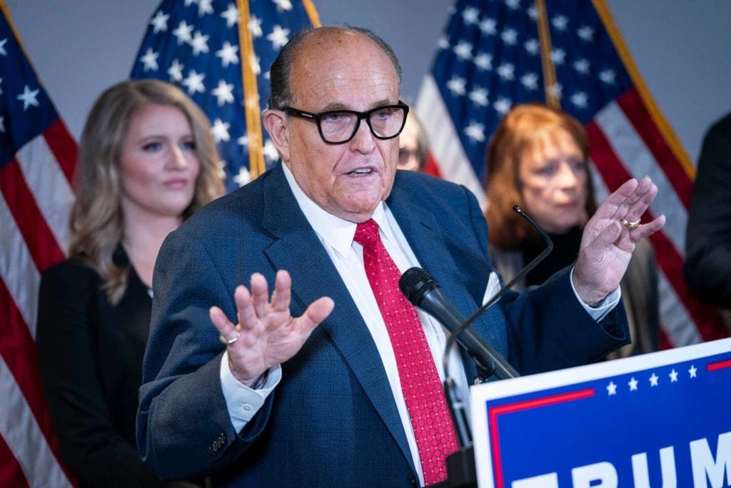 Mandado de busca de Giuliani reforça risco legal que estava por vir