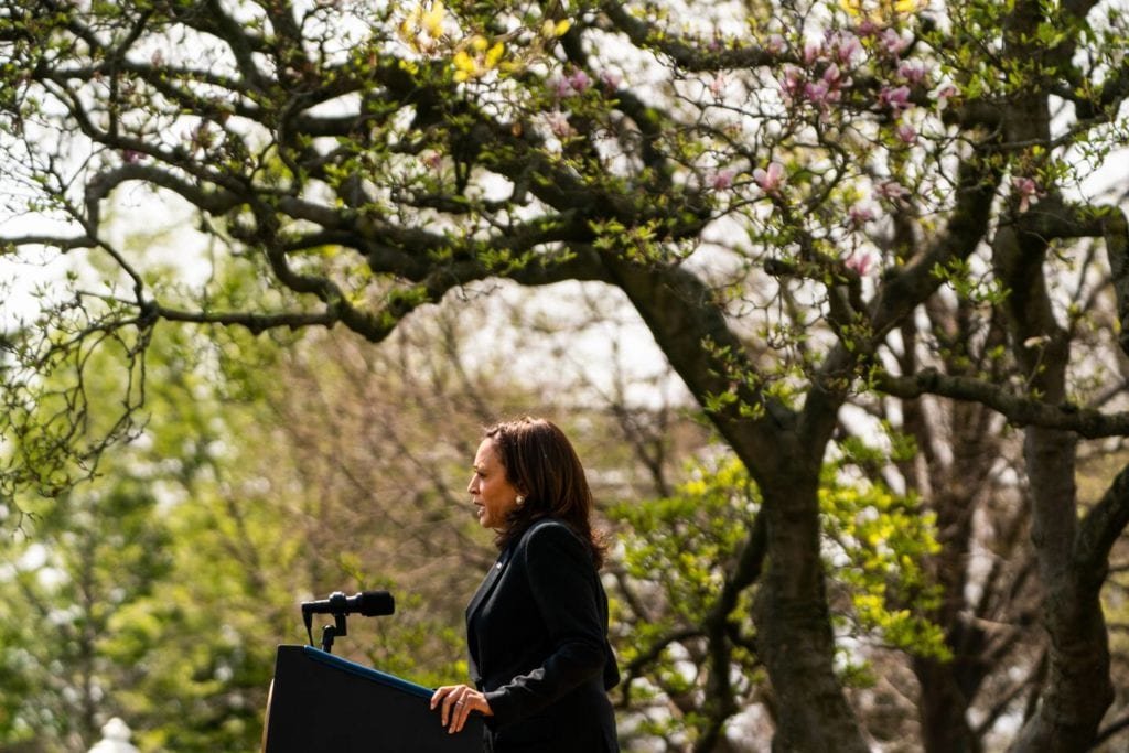 O vice-presidente Harris tenta passar de criador de história a herdeiro de Biden