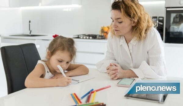 Pais criticam atual modelo de aulas remotas de São Paulo