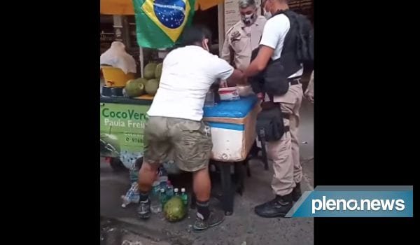 Povo se une a camelô contra guardas e impede apreensão de mercadorias