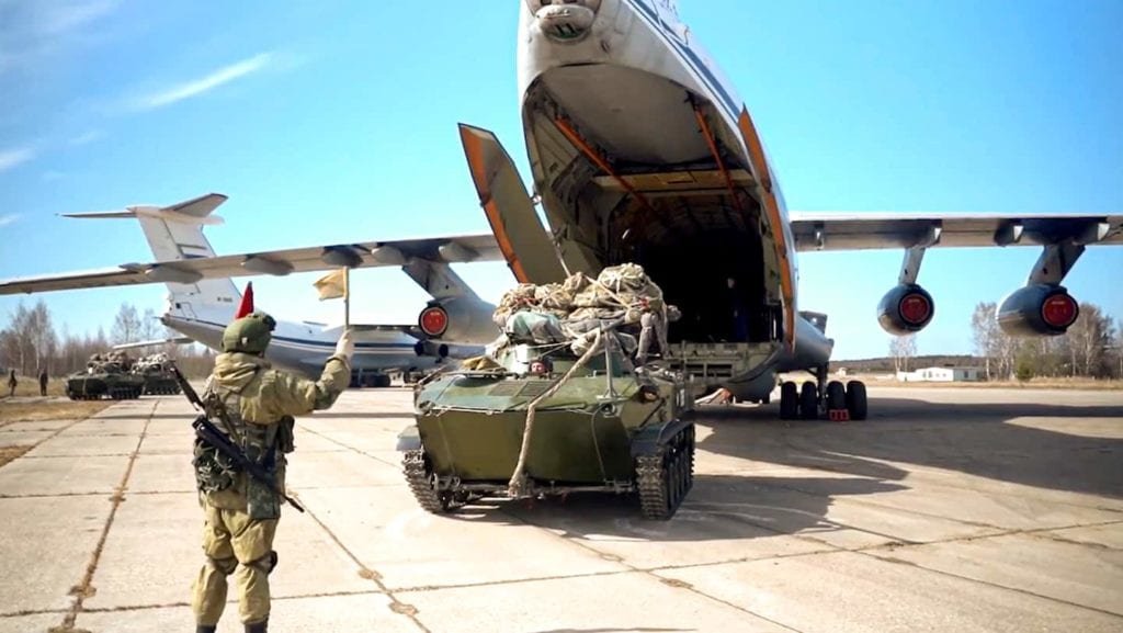 Tropas russas concentradas perto da fronteira com a Ucrânia começam a recuar