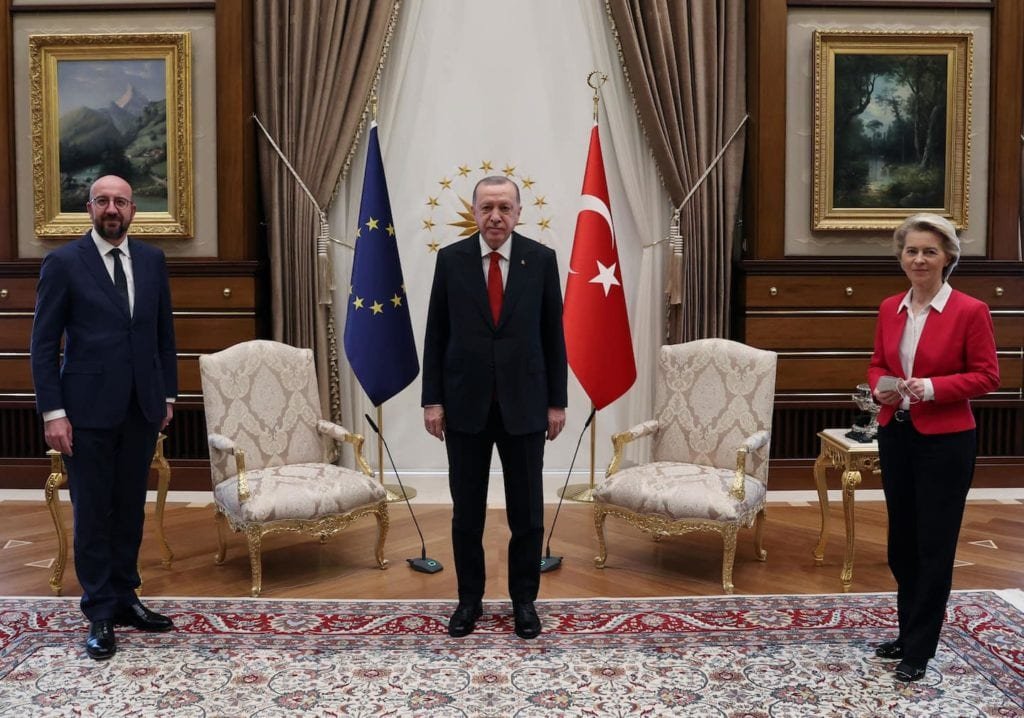 Ursula von der Leyen saiu de pé em reunião com Erdogan da Turquia