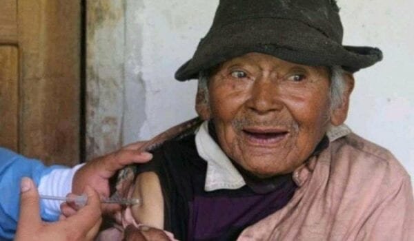 Homem de 121 anos é vacinado contra a Covid-19 no Peru