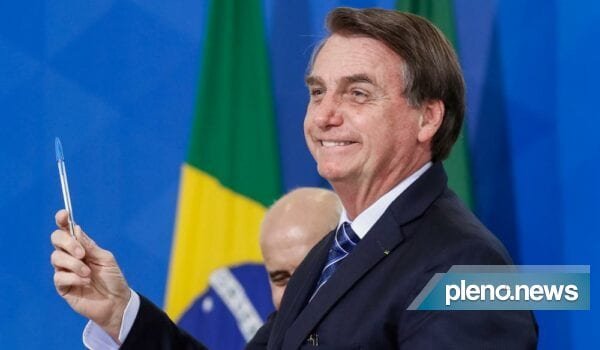 Bolsonaro assina decreto que antecipa 13º de aposentados