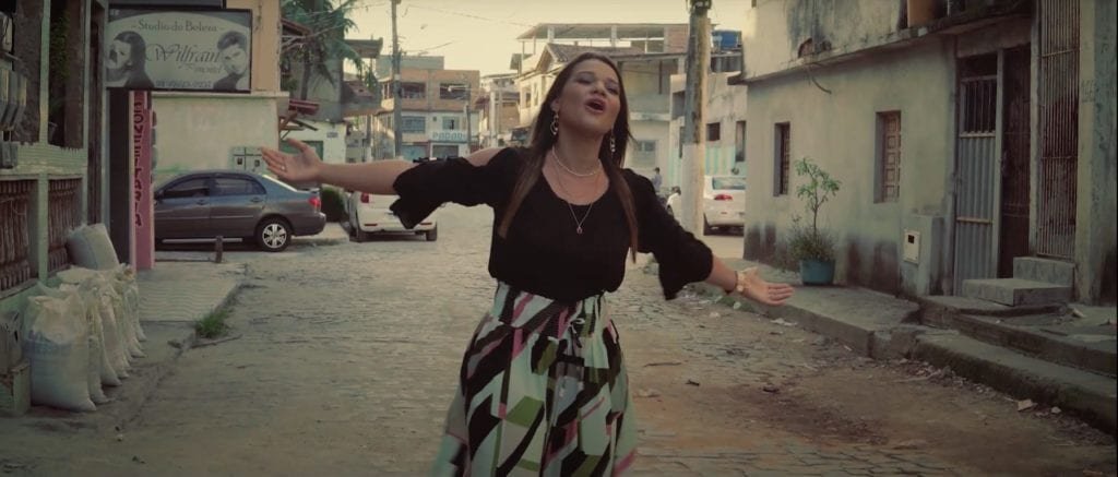 Cantora lança Clipe emocionante gravado em ruas de Marataízes. Confira!