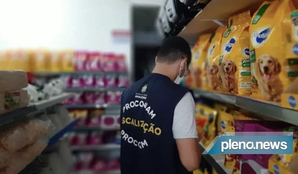 Procon apreende 348 quilos de produtos vencidos em pet shop