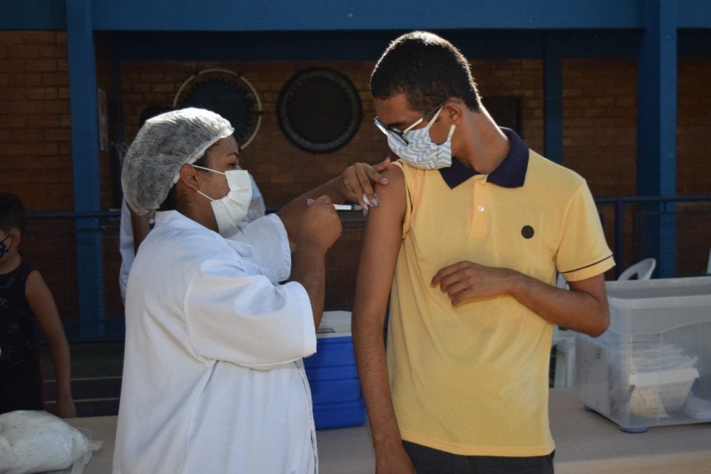 Vacinação contra a Covid-19 é realizada na Apae de Cachoeiro