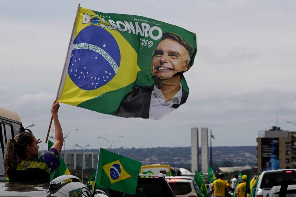 Ex-ministro: Bolsonaro estudou decreto sobre cloroquina para COVID