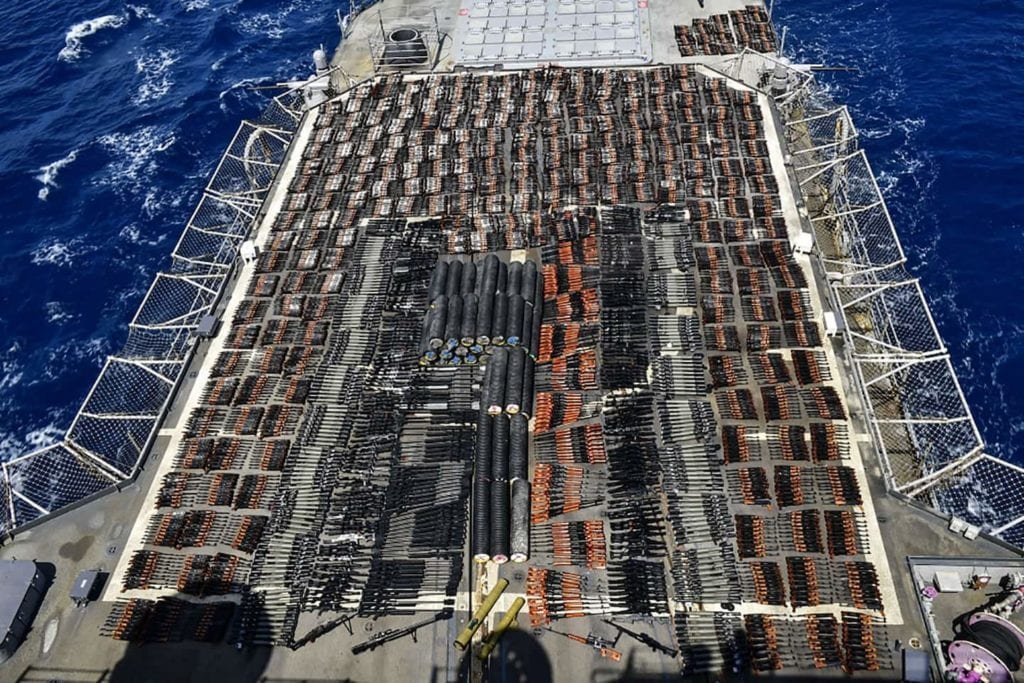 Marinha dos EUA compartilha fotos de enorme apreensão de armas no Mar da Arábia