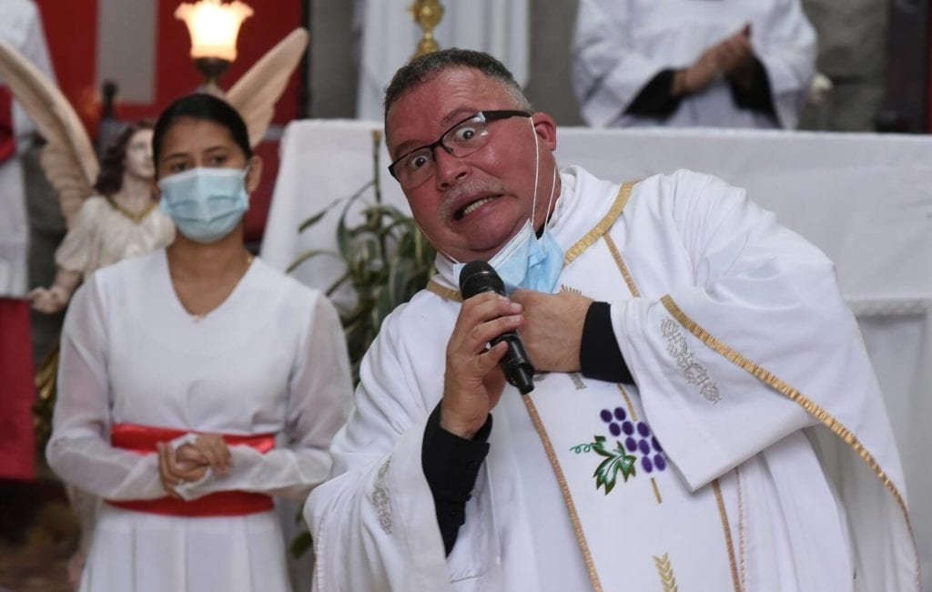 Padre da Costa Rica canta mensagem de saúde pública em meio à pandemia