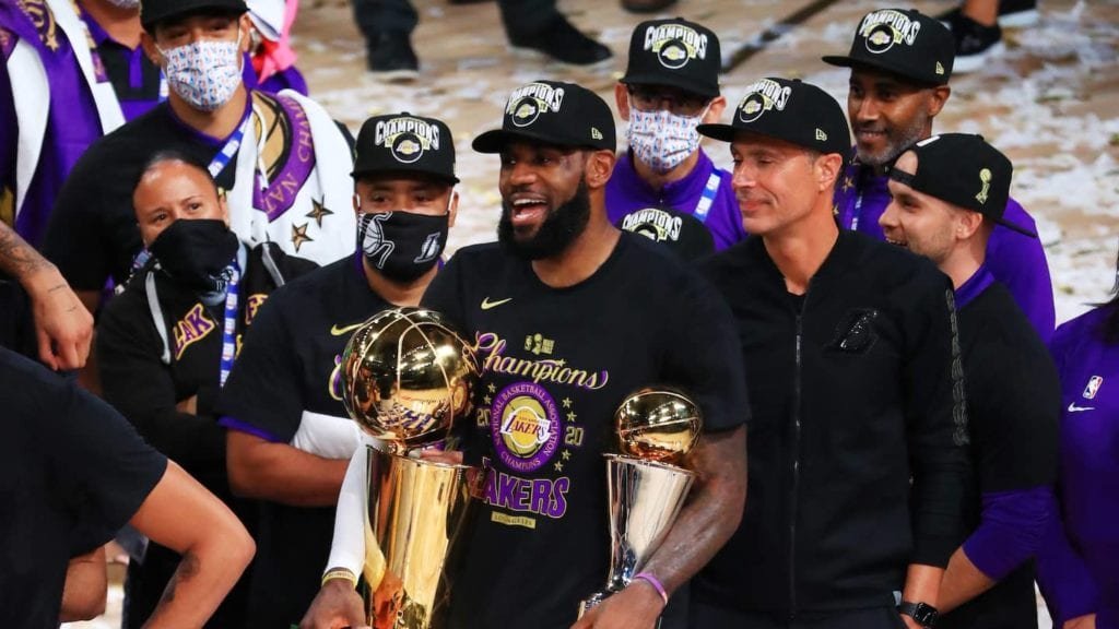 Trecho de 'Bubbleball': Visão interna de LeBron James, Lakers comemorando o título de 2020