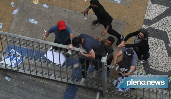 Manifestantes entram em confronto com polícia durante votação da Reforma da Previdência em São Paulo