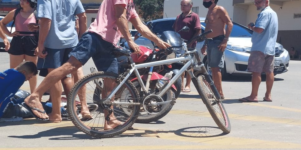 Acidente no Trevo do bairro Niterói em Piúma, moto entra na frente do carro, hospital nega ambulância