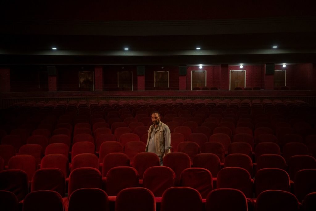 Agora em silêncio sob o Talibã, um cinema de Cabul aguarda seu destino