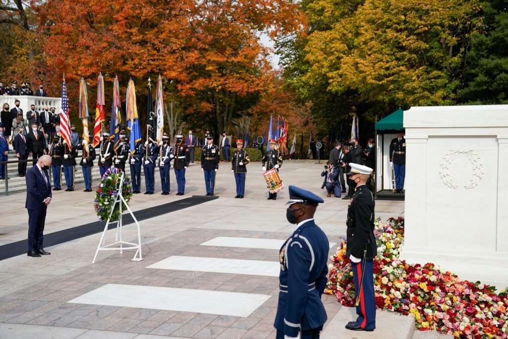 Biden presta homenagem aos veteranos, 'a alma da América', no Cemitério Nacional de Arlington