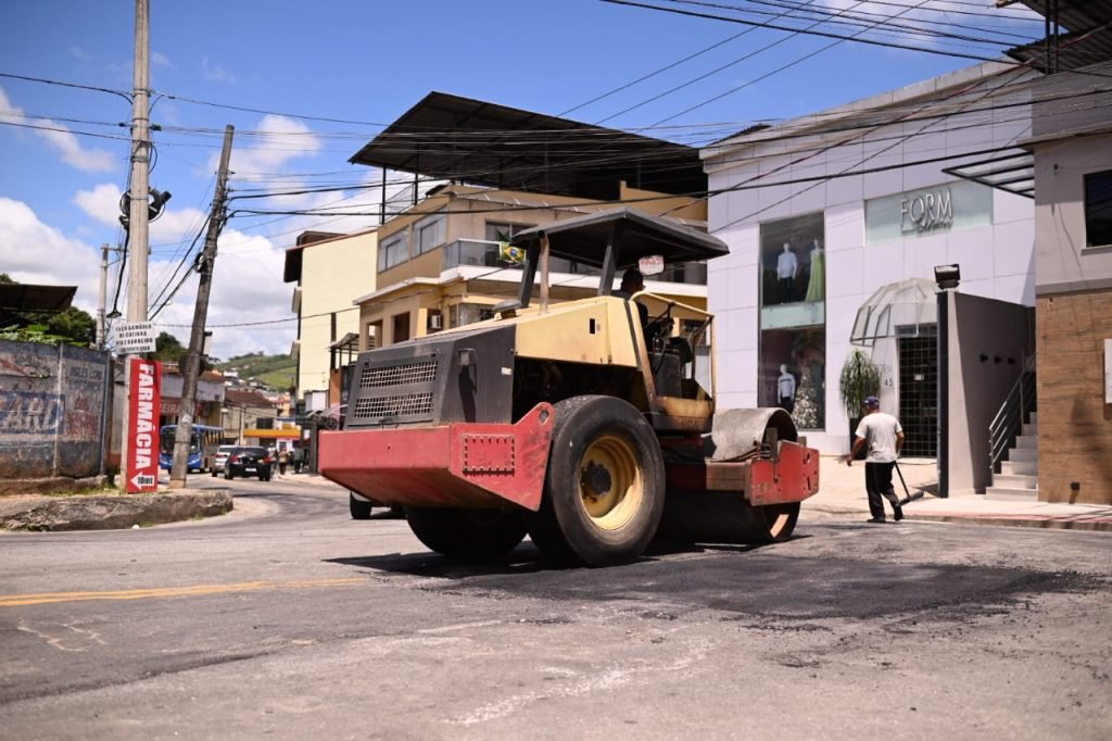 Prefeitura segue com manutenção de vias em diversas regiões