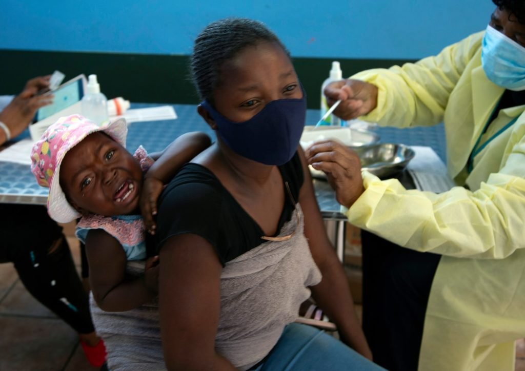Cientistas sul-africanos detectam nova variante do vírus em meio a pico