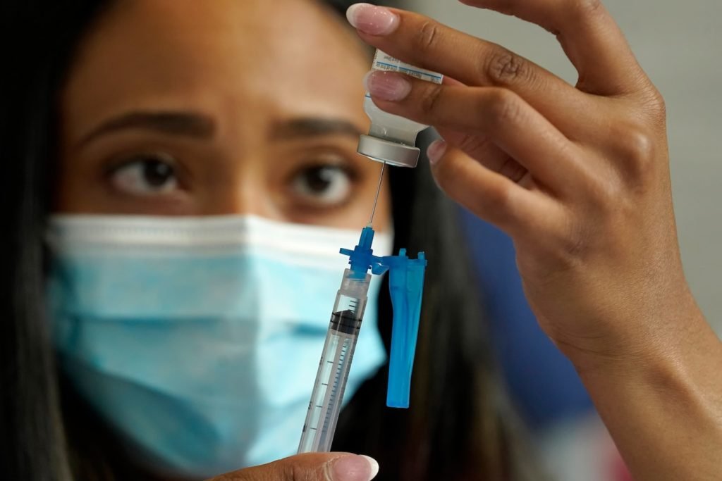 Com as aprovações federais, todos os adultos americanos agora são elegíveis para reforços da vacina contra o coronavírus