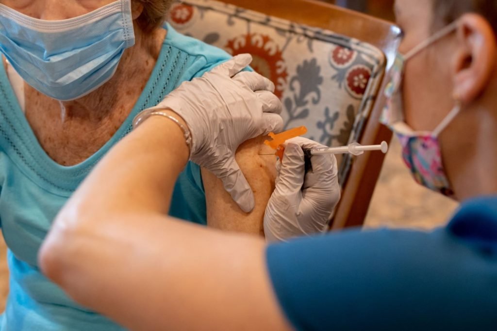 É provável que menos idosos tenham sido vacinados do que o governo afirma