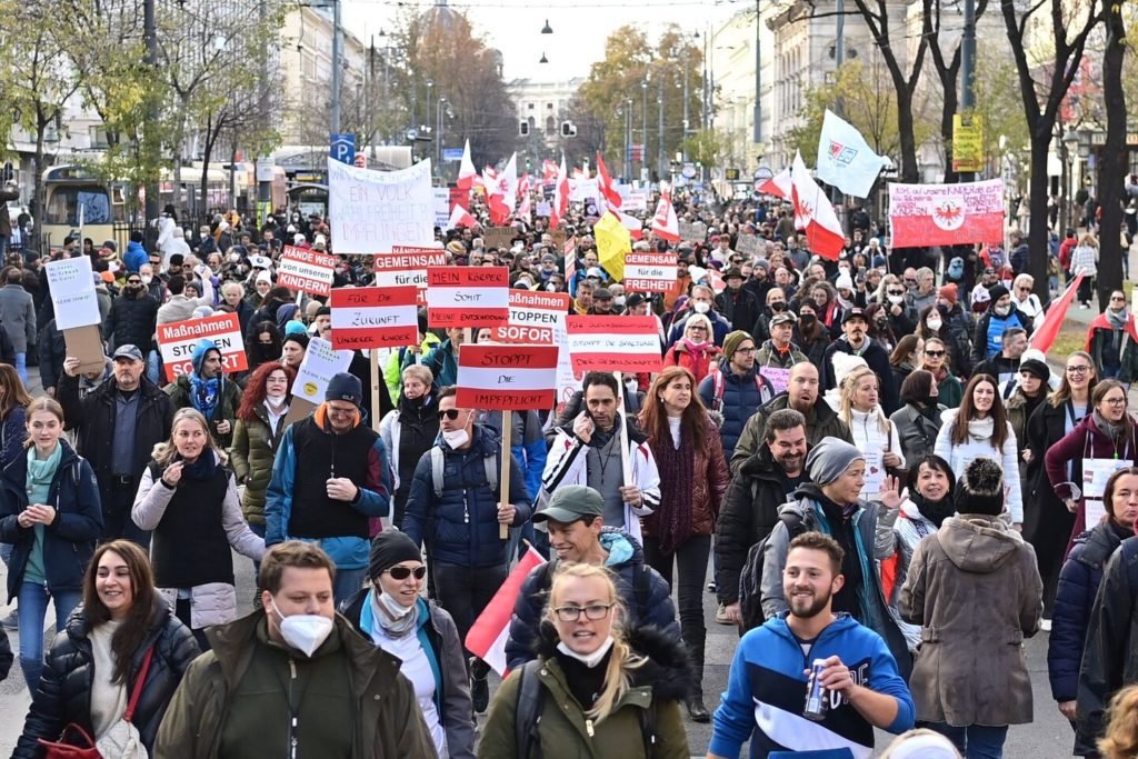 Em toda a Europa, crescem os protestos contra as restrições à pandemia