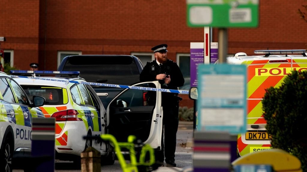 Explosão de táxi do hospital de Liverpool declarada 'incidente terrorista' com quatro homens presos