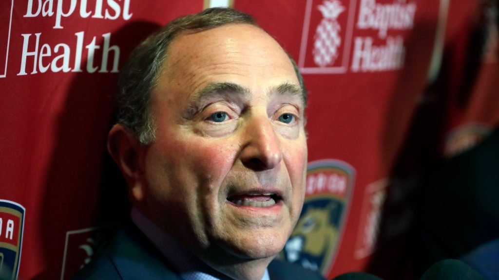 Gary Bettman defende a disciplina de Blackhawks da NHL