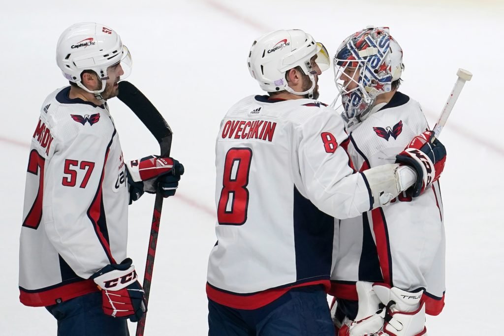 Ilya Samsonov e Alex Ovechkin ajudam Capitals a expulsar tubarões