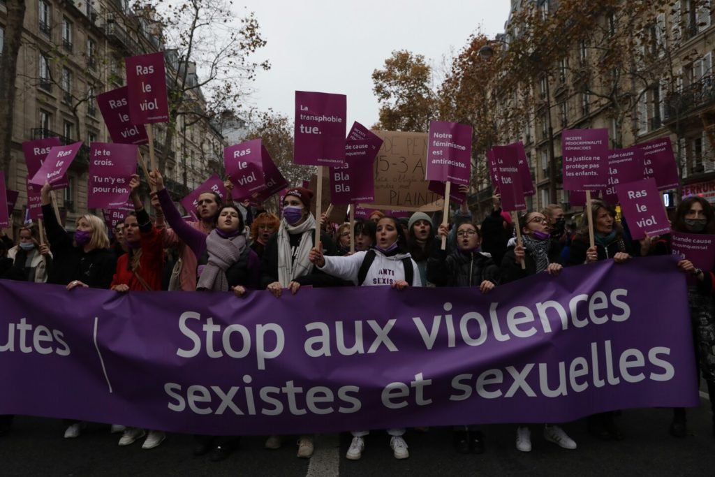 Manifestantes em toda a França denunciam a violência contra as mulheres