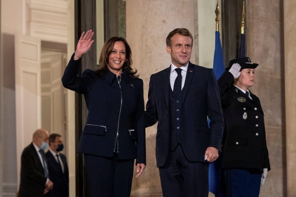 Na esteira da controvérsia do submarino, Harris enfatiza o futuro compartilhado ao se reunir com o francês Macron