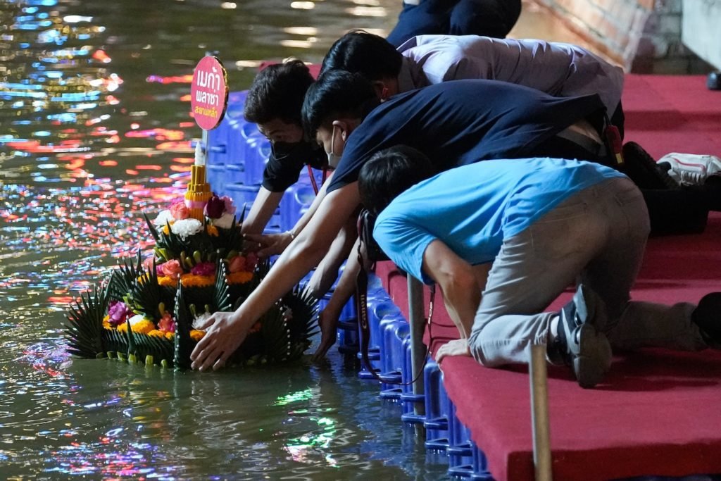 O festival da Tailândia em homenagem aos rios também os polui